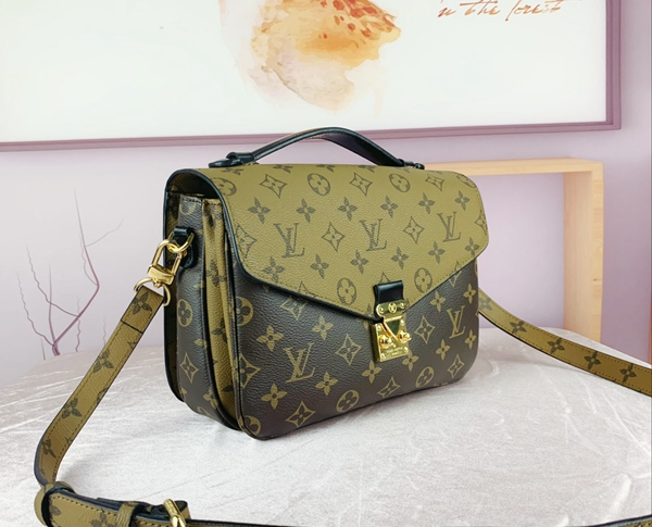 ルイヴィトンバッグ背面デザイン